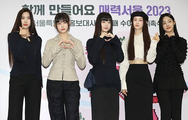 걸그룹 뉴진스가 16일 오전 서울시청에서 열린 ‘서울특별시 홍보대사 감사패 수여 및 위촉식’에 앞서 포즈를 취하고 있다.  [자료 = 연합뉴스]