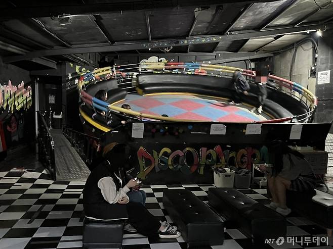 지난 15일 오후 서울 영등포구 일대에서 영업하고 있는 놀이시설의 내부 모습. /사진=김진석 기자