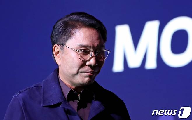 (서울=뉴스1) 장수영 기자 = 이수만 SM엔터테인먼트 전 총괄 프로듀서가 2월14일 서울 용산구 그랜드하얏트호텔에서 열린 한·몽 경제인 만찬 중 기조연설을 마친 뒤 단상에서 내려오고 있다. 2023.2.14/뉴스1  Copyright (C) 뉴스1. All rights reserved. 무단 전재 및 재배포 금지.