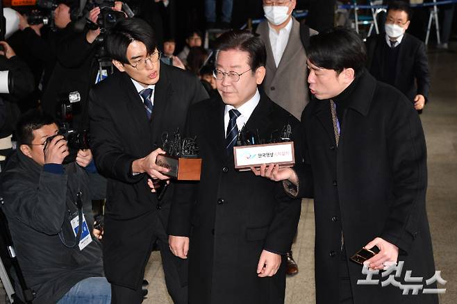 이재명 더불어민주당 대표가 10일 오전 서울 서초구 서울중앙지검에 대장동·위례신도시 개발비리 연루 혐의 관련 2차 조사를 위해 출석을 하고 있다. 류영주 기자