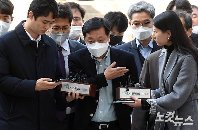 대장동 사업자들에게서 각종 사업 추진 등 편의 제공 대가로 6차례에 걸쳐 총 1억4천만원의 금품을 받은 혐의를 받는 정진상 민주당 대표실 정책조정실장이 18일 오후 서울 서초구 중앙지법에서 열린 영장실질심사에 출석하고 있다. 황진환 기자