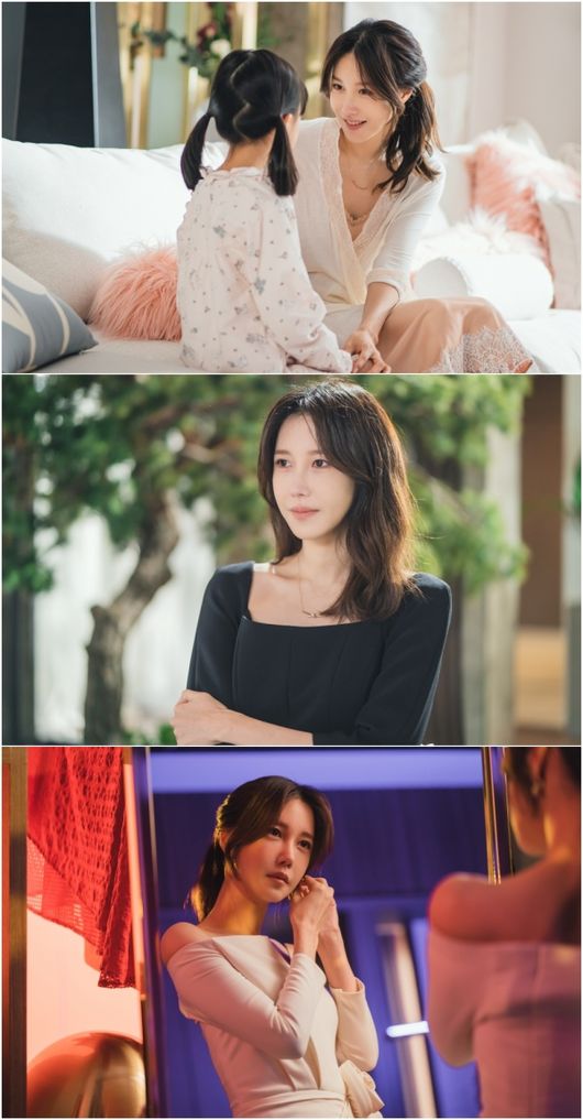  ⁇  Pandora: Falsified Paradise ⁇  Lee Ji-ah risks his life to protect his beloved family.The first TVN new Saturday drama  ⁇  Pandora: Falsified Paradise  ⁇  (Creator Kim Soon-ok, directed by Choi Young-hoon, playwright local, planning studio dragon, production green snake media) On the 16th, Lee Ji-ahs Character still cut, which is divided into Hong Tae-la, where tragedy begins as he regains his lost memory.Lee Ji-ah, a solid and dense acting force, is looking forward to a new action and intense acting transformation.She is the wife of Lee Sang-yoon, the chairman of the IT company  ⁇  Hatch  ⁇ , who has a new technology of brain nerve smart patch called Hong Tae, and her mother who has a cute daughter, Mark Woo (Kim Si-woo).Lee Ji-ah in the public photo was completely immersed in Hong Tae-la, who lives an enviable life for everyone.Especially when wearing a pure white dress and wearing ear cuffs, I wonder what the secret of Hong Tae Ra is.In the teaser video, Lee Ji-ah raised his expectations with intense action acting that takes all kinds of threats for his loved ones.Lee Ji-ah, who chose Kim Soon-oks work after his previous work, felt that he was fascinated by Hong Tae-Ras character as soon as he read the script because he liked the script very much.  ⁇   ⁇  It was a work that had no reason not to listen to a lot of stories about Choi Young-Hoons performance.  ⁇  Pandora: Falsified Paradise  ⁇  Choices.Then, Director Cheng always gives the best solution considering all the staff, actors, and the situation of the scene. The artist also makes you feel trust and consideration in your work.I am grateful that I am working on filming with a good script, directing, and being able to work with excellent staff.Lee Ji-ah, who has shown a lot of immersive performances, plays a fierce repercussions in this  ⁇  Pandora: Falsified Paradise  ⁇ .Lee Ji-ah said, I had a lot of trouble with the bishop, the artist, and the staff about how I could express a new point of Hong Tae-Ra and what the point of differentiation would be. I raised my expectations.Also, as you often say, I think that a good work is made when the work (writer, director, actor) is harmonious. Our drama is so harmonious that viewers will feel harmony, colorfulness and stickiness.Thats a special point of our drama. ⁇ Pandora: Falsified Paradise ⁇  is a revenge for a woman who lives an envious life to retaliate against the forces that falsify her destiny while restoring the lost memory of the past.Choi Young-hoon, director of Wonder Woman, and Kim Soon-ok, a local writer of the audience rating guarantee check, united in a delightful catharsis.Here, Kim Soon-ok, a box-office maker who wrote  ⁇   ⁇   ⁇   ⁇   ⁇   ⁇   ⁇   ⁇   ⁇   ⁇   ⁇   ⁇   ⁇   ⁇   ⁇   ⁇   ⁇   ⁇   ⁇   ⁇   ⁇   ⁇   ⁇   ⁇ ....................................The synergy of believing actors such as Lee Ji-ah, Lee Sang-yoon, Jang Hee-jin, Park Ki-woong, and Bong Tae-gyu also expects a different level of revenge.tvN