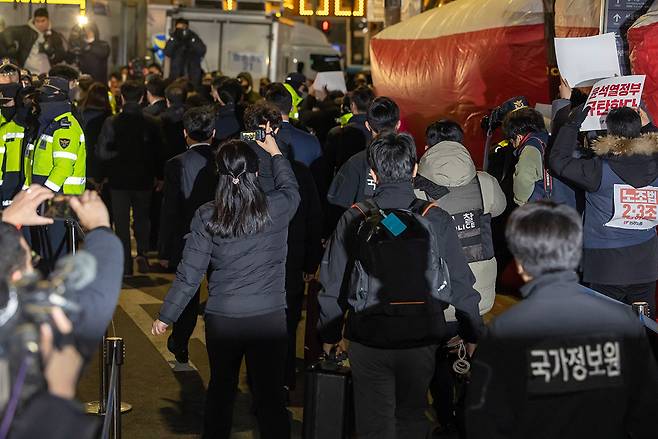 1월18일 국가정보원 수사관들이 서울 민주노총 사무실 압수수색 후 압수물이 든 상자를 들고 나가고 있다.ⓒ연합뉴스