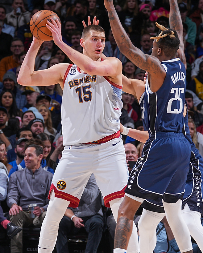 요키치가 더블 팀을 뚫어내려는 패스하는 모습. 게티이미지 제공