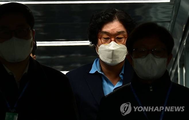 인천공항에 도착한 김성태 전 쌍방울 회장 8개월간 도피 끝에 태국에서 붙잡힌 김성태 전 쌍방울그룹 회장이 1월 17일 인천국제공항을 통해 입국하고 있다. [연합뉴스 자료사진]