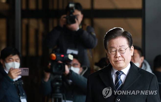 검찰 청사 향하는 이재명 대표 더불어민주당 이재명 대표가 2월 10일 서울 서초구 서울중앙지방검찰청에 도착해 위례 신도시·대장동 개발사업 의혹과 관련해 검찰 소환 조사를 받기 위해 들어가고 있다. [연합뉴스 자료사진]