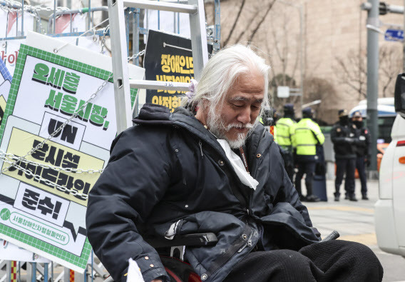 박경석 전국장애인차별철폐연대 대표가 지난 10일 서울시청 앞에서 열린 ‘UN탈시설가이드라인 권고 위반 오세훈 서울시장 고발대회’에서 규탄발언을 마치고 이동하고 있다. (사진=뉴시스)