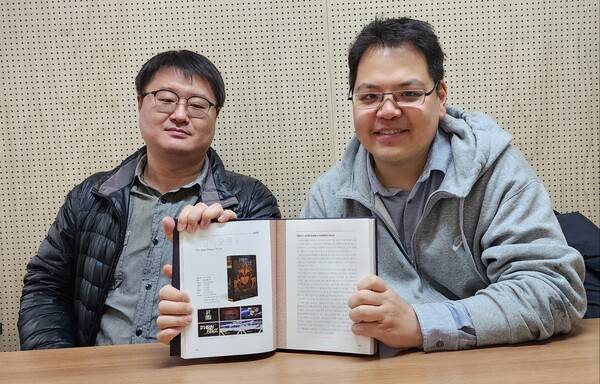 ​'우리가 사랑한 한국 PC게임'의 필자 조기현-오영욱. 사진=박명기