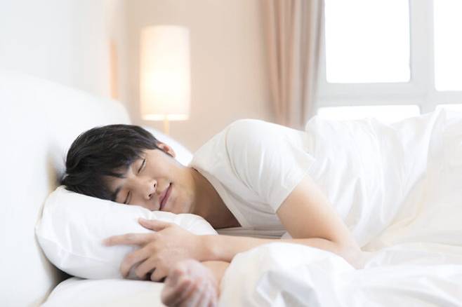 자신의 몸에 잘 맞는 베개를 골라야 목뼈 통증을 줄일 수 있다. [사진=게티이미지뱅크]