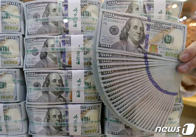 서울 중구 하나은행 명동점 위변조대응센터에서 관계자가 달러화를 살펴보고 있다. 2023.1.4/뉴스1 ⓒ News1 박세연 기자