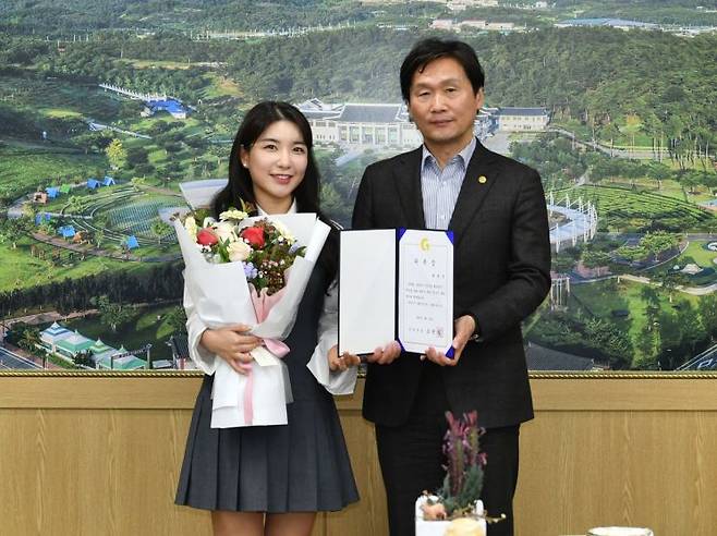 경산시가 트로트 가수 류원정씨(사진 왼쪽)를 홍보대사로 위촉했다.