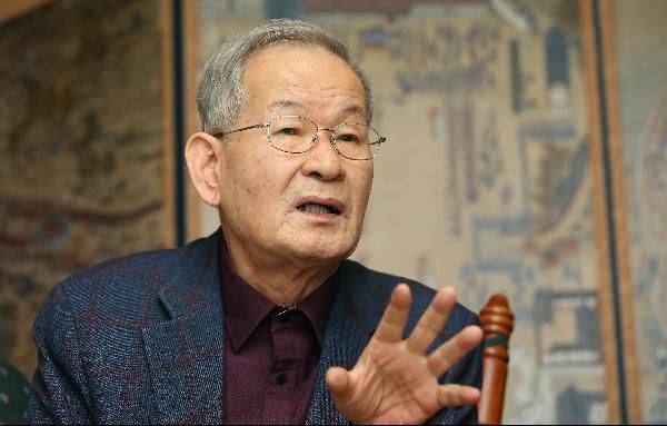 2017년 본지와 인터뷰하고 있는 한영우 교수. 그는 "학자는 현실에 관심을 갖되 자기 영역을 지키면서 연구실에서 천수를 다하고 가야 한다"고 했다,