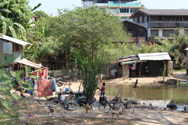 지난달 29일 미얀마와 좁은 강 하나를 두고 있는 태국 접경지 매솟에 미얀마 난민들이 모여 살고 있다. 매솟=허경주 기자