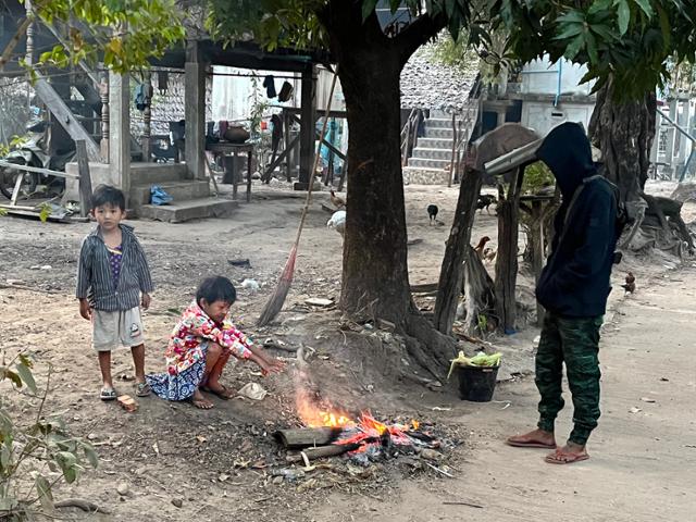 1일 미얀마 코커레이크주 총도 인근 마을에서 미얀마군의 공격으로 집을 떠나온 아이들이 불을 쬐며 앉아있다. 총도(미얀마)=허경주 기자