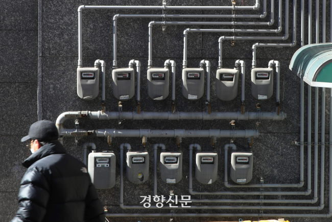지난 1월 25일 서울 관악구의 연립주택 외벽에 설치된 도시가스 계량기 앞으로 한 시민이 지나가고 있다. 김창길기자