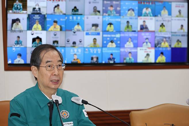 Prime Minister Han Duck-soo speaks at the COVID-19 response meeting held at the Government Complex Seoul, Friday. (Yonhap)