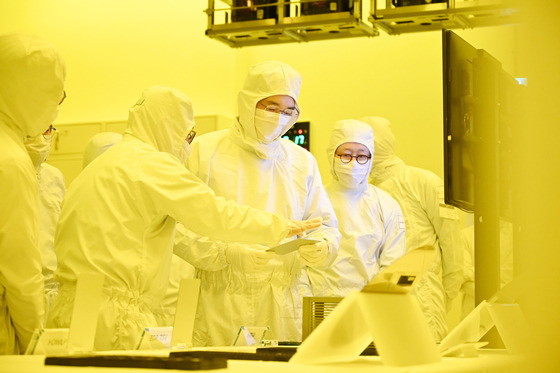 Samsung Electronics Executive Chairman Lee Jae-yong, center, inspects a packaging line at Samsung Electronics' Cheonan production plant in South Chungcheong on Friday. Lee discussed next-generation semiconductor packaging business plans with the company's executives, including device solutions CEO Kyung Kye-hyun at the Cheonan campus that day. [SAMSUNG ELECTRONICS]