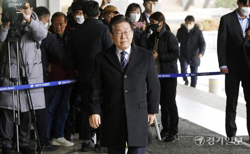 이재명 더불어민주당 대표가 10일 서울중앙지방검찰청에 도착해 대장동 개발사업 의혹과 관련해 검찰 소환 조사를 받으러 들어가며 취재진들의 질문을 받고 있다. 홍기웅기자