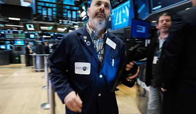 NYSE 입회장에 있는 트레이더들의 모습 / 사진=연합뉴스
