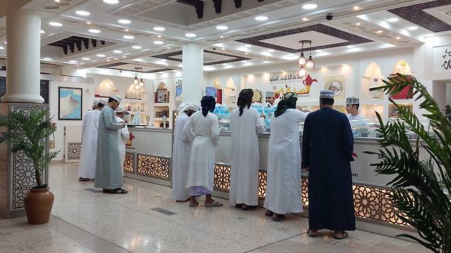 니즈와에서 오만의 전통의상을 입은 이들을 만나는 것은 일상이다