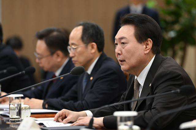 윤석열 대통령이 15일 용산 대통령실 청사에서 열린 제13차 비상경제민생회의에서 모두발언을 하고 있다. 대통령실 제공 뉴스1