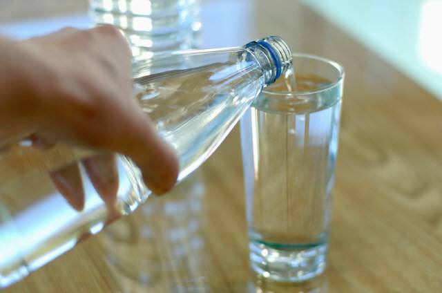 물은 체내 노폐물 배출, 배변 활동 등에 도움을 준다./사진=클립아트코리아