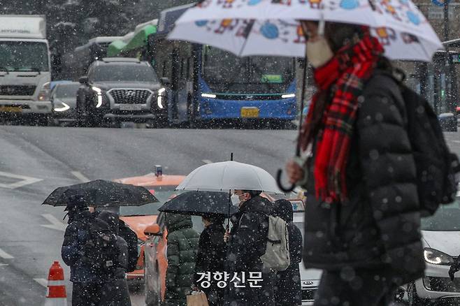 서울 전역에 대설 특보가 발효된 지난 1월26일 서울 서대문구 연세대학교 앞에서 시민들이 출근길 발걸음을 재촉하고 있다. 성동훈 기자