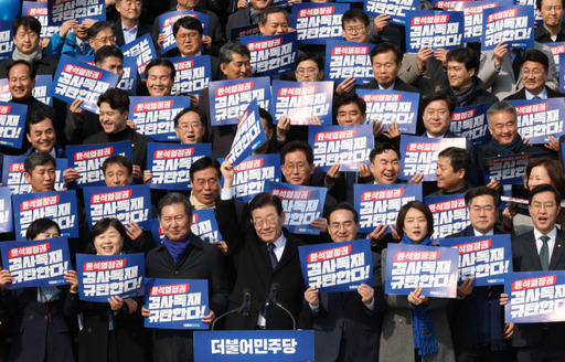 더불어민주당 이재명 대표가 17일 국회 본청 앞 계단에서 열린 '윤석열 정권 검사독재 규탄대회'에서 손을 들어 인사하고 있다. 연합뉴스