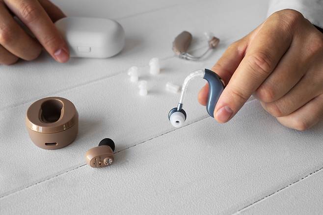 난청이 의심되면 이비인후과 전문의와 청각사가 협업을 하는 의료기관을 찾아서 검사를 받고 필요하면 보청기를 처방받아 조절 및 관리를 꾸준히 받는 것이 치료 효과를 극대화할 수 있다. 사진= 김성근이비인후과 제공.