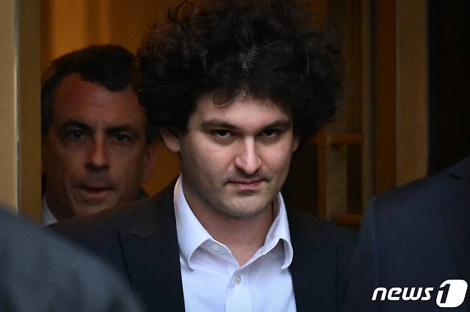 (뉴욕 AFP=뉴스1) 김성식 기자 = 파산한 가상화폐 거래소 'FTX'를 설립한 샘 뱅크먼-프리드가 3일(현지시간) 미국 뉴욕 맨해튼 연방법원에서 나오고 있다. FTX 운영 과정에서 사기, 자금 세탁 등 8가지 혐의로 미 검찰에 기소된 뱅크먼-프리드는 이날 법정에서 자신의 무죄를 주장했다. 2023.1.3.   ⓒ AFP=뉴스1  Copyright (C) 뉴스1. All rights reserved. 무단 전재 및 재배포 금지.