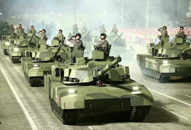 북한의 신형 전차들이 지난해 4월 평양 김일성 광장에서 열린 조선인민혁명군 창건 90주년 열병식에 참가해 행진하고 있다. 노동신문·뉴스1