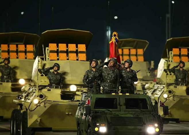 북한이 개발한&nbsp;미사일 탑재 6륜형장갑차들이 2021년 1월 평양 김일성 광장에서 열린 노동당 제8차 대회 기념 열병식에서 모습을 드러내고 있다. 노동신문·뉴스1