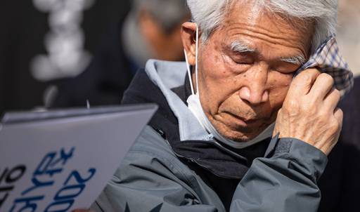 서울 여의도 국회 앞에서 열린 추모위원회 기자회견에서 사고 당시 딸 윤지은씨를 잃은 아버지 윤근씨가 참사 진상 규명과 명예 회복을 촉구하는 발언을 하다 눈물을 흘리고 있다. 연합뉴스