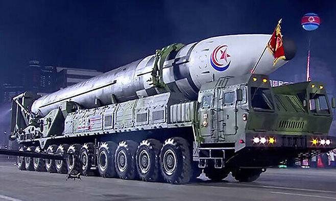 지난 8일 북한 열병식에 등장한 최신 대륙간탄도미사일(ICBM) ‘화성-17형’. 연합뉴스