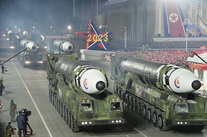 북한이 조선인민군 창건일(건군절) 75주년인 지난 8일 평양 김일성광장에서 개최한 열병식에서 공개한 대륙간탄도미사일(ICBM) '화성-17형'. 역대 최대규모인 12기(예비 1기 포함)의 이동식 발사대가 등장했다. /뉴스1