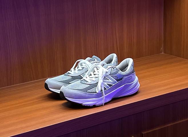 뉴발란스 '990v6'. /김은영 기자