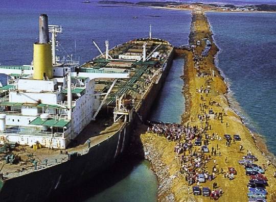 정주영 회장은 폐유조선을 활용하여 둑막이 난공사를 성공시켰다.(사진 아산정주영닷컴)