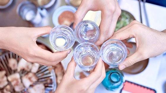 직장인들이 소주로 건배하고 있다. 중앙포토