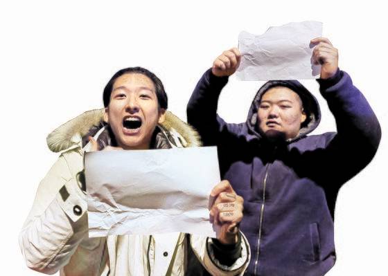 2022년 11월 28일 중국 베이징에서 정부의 코로나 정책에 항의하기 위한 백지시위에 참여한 시민들. 로이터=연합뉴스