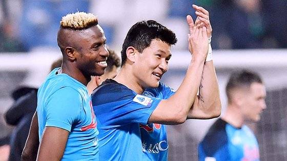 사수올로전 승리를 이끈 직후 활짝 웃으며 팬들의 환호에 답하는 김민재. 로이터=연합뉴스