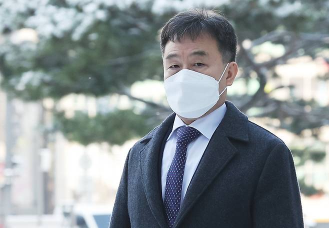 대장동 개발 특혜 의혹과 관련해 배임 혐의로 기소됐던 김만배 씨가 지난해 12월6일 오전 경기도 수원시 영통구 수원지방법원에서 열린 공판에 출석하고 있다. 연합뉴스