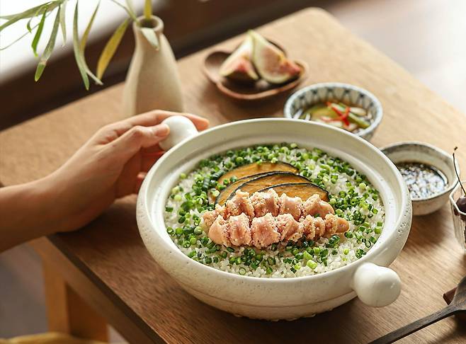 최근 들어 다양한 토핑을 올린 솥밥이 인기를 끌고 있다. [우리의식탁 제공]