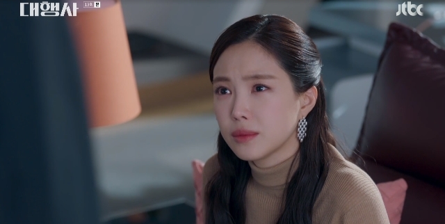 The strategic alliance between Lee Bo-young and Son Na-eun, who each lost someone they trusted, was heralded.In the 13th JTBC Saturday drama an agency (playwright Song Soo-han, director Lee Chang-min), which was broadcast on February 18th, Kang Han-Na (Son Na-eun) who breaks up with Park Yung-woo (Han Joon-woo) Lee Bo-young, who is in the back of his head, was portrayed.On this day, Park Yung-woo received a proposal to give Kang Han-Na and strong water (Cho Bok-rae), who is fighting for the position of vice chairman, to give Kang Han-Na a cash of 300 billion won and a 100% stake in the company that manages affiliate buildings.Park Yung-woo decided to leave Kang Han-Nas side in order not to block Kang Han-Nas future.Kang Han-Na described Park Yung-woo as If you go like this, you will not see forever. Without spurs, there is no one on my side in the world.Park Yung-woo is the only person I can trust 100%. Park Yung-woo said, If I stay like this, I can take away everything I have. Kang Han-Nas weakness if she is by her side is that she can not take the vice chairman position she wants.Kang Han-Na said, I hope youve learned a lot this time. Some relationships dont create synergy if you mix them up, and couldnt hold Park Yung-woo firmly back.On the other hand, choi chang-soo (Jo Sung-ha) moved diligently to attack the orphan. He first approached the prosecutor who had a regret to the orphan as a jewel of Woo-Won Group chairman and appealed as enemy enemy comrade. Choi Chang-soo promised that the prosecutor would be a speaker for all employees to know in exchange for informing him of useful information.Choi Chang-soo also made Jang Hyun-sung, a senior who believed and relied on the orphans, on his side.Choi Chang-soo went to the store after hearing that Yoo Jung-seoks daughter was about to attend Wedding ceremony and said, Anyway, the orphan will not increase sales by 50% within six months. So come in.I do not want you to be the next head of production. Choi Chang-soo said to Yoo Jung-seok, who refuses, Will you sit as a dad in this kind of pub in your only daughter Wedding ceremony, or will you sit as an agency agency executive in a big company?If you have the power, your parents will not be able to deal with you. Are you more important than your daughter?  I will keep my first promise to you. Ko Sang-moo is a college professor and you are not bad with the next production director. Yoo Jung-seok, who eventually fell to choi chang-soo, betrayed the orphan.The orphanage, who presented a wedding dress to the daughter of Yoo Jung-seok, made a lot of money, and expressed his heartfelt gratitude to him as if he was almost gone, said, Congratulations to Yoo Jung-seoks daughter, Wedding ceremony I was surprised to see a lot of wreaths coming in.Some of them were sent by choi chang-soo. Yoo Jung-seok appeared in front of these orphans, shaking hands with choi chang-soo, which gave him a bigger shock.