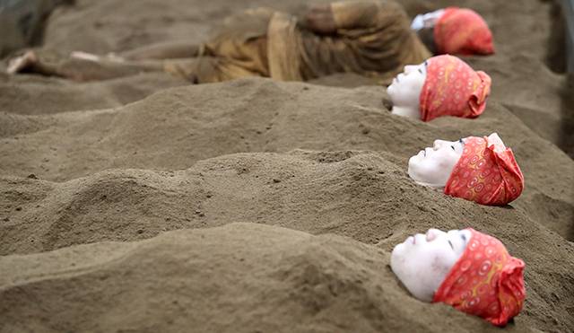 경기 평택 초록미소마을에서 발효된 쌀겨로 하는 찜질인 ‘효소찜질’을 즐기고 있는 방문객들. 15분쯤 찜질하면 얼굴에 땀이 송골송골 맺힌다.