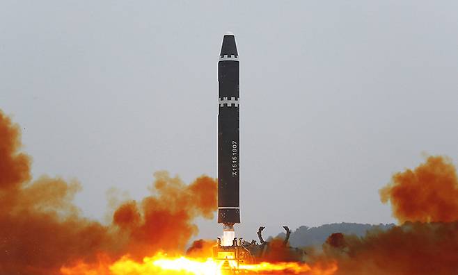 북한이 18일 대륙간탄도미사일(ICBM) '화성-15형'을 고각발사했다고 밝혔다. 북한의 ICBM운용부대 중 제1붉은기영웅중대는 18일 평양국제비행장에서 ICBM '화성-15'를 최대사거리체제로 고각발사했다고 조선중앙퉁신이 19일 보도했다. 발사된 미사일은 "최대정점고도 5,768.5㎞까지 상승해 거리 989㎞를 4천15초간 비행해 동해 공해상의 목표수역을 정확히 타격했으며, 강평에서 '우'를 맞았다"고 통신은 전했다. 조선중앙통신·연합뉴스