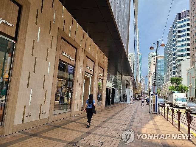 2020년 10월 코로나19로 텅 빈 홍콩 명품 쇼핑가 (홍콩=연합뉴스) 윤고은 특파원 = 2020년 10월 홍콩 침사추이 명품거리가 관광객의 발길이 끊기자 한산한 모습.