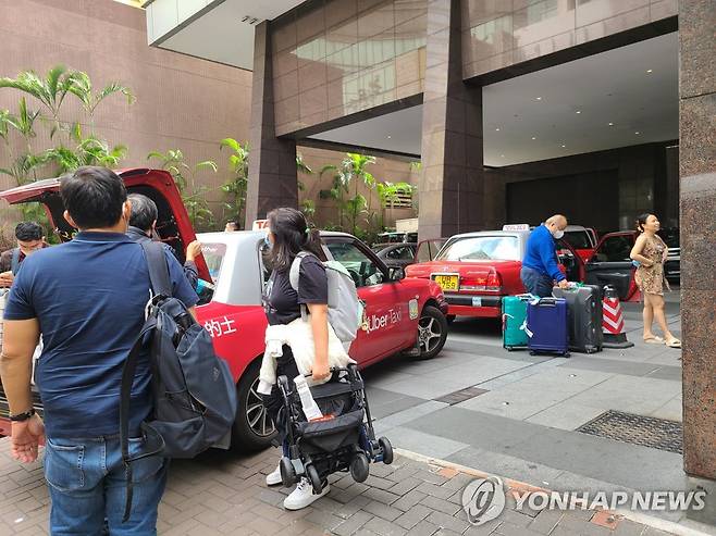 다시 북적이는 홍콩 호텔 (홍콩=연합뉴스) 윤고은 특파원 = 18일 홍콩 침사추이 홀리데이인 호텔 입구가 도착 손님으로 붐비는 모습. 2023.2.18.