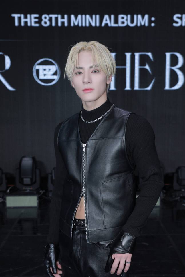 더보이즈 에릭이 20일 오후 서울 광진구 예스24 라이브홀에서 열린 더보이즈 미니 8집 앨범 ‘비 어웨이크(BE AWAKE)’ 발매 기념 미디어 쇼케이스에서 포즈를 취하고 있다. 제공 | IST엔터테인먼트