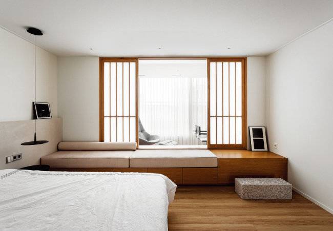 원목 미서기문을 접목한 부부 침실은 흔하지 않은 모던한 분위기를 만들어낸다.