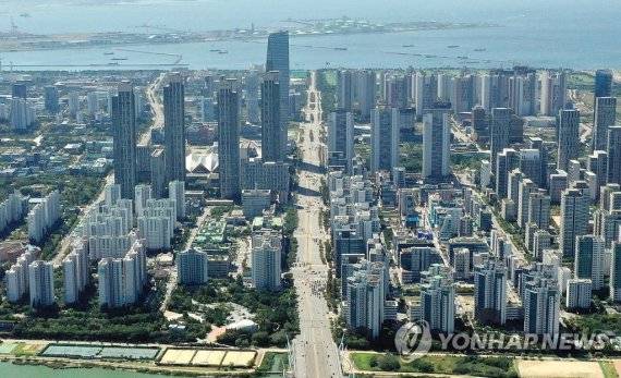 인천 연수구 청량산에서 바라본 송도국제도시 고층 아파트. /연합뉴스